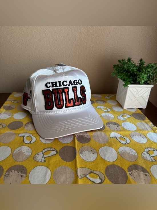 ‘47 Brand Accessories - 47 Brand NWT Chicago Bulls white satin Women’s hat